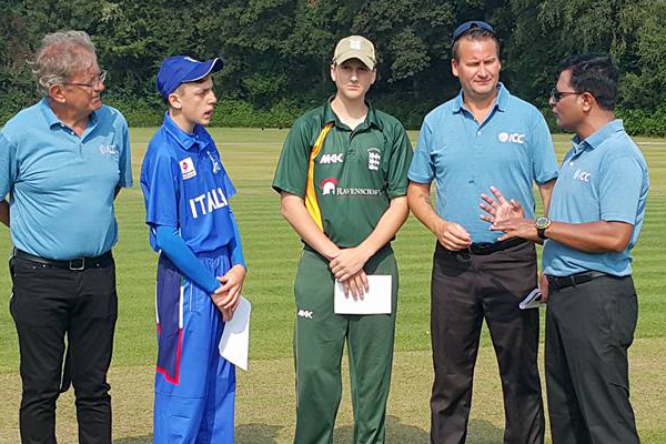 saluto e sorteggio al centro del campo dei due capitani di Italia (Meade) e Guernsey (Falla) con gli arbitri dell'incontro. Foto di Sean Meade con permesso di pubblicazione tramite Cricket Lombardia