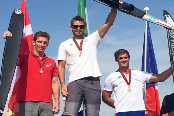 Thomas Degasperi sul podio di slalom maschile (Foto per gentile concessione FISM)