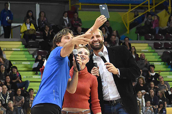 C'era anche Bebe Vio qui mentre fa un selfie con Rosolino Selfie (foto S.Ferraro Tramite concessione Uff Stampa Sg Plus)